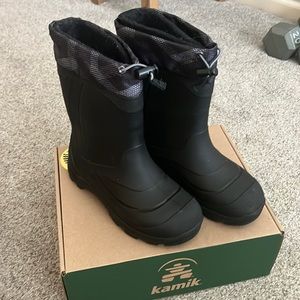 LIKE NEW!! only worn 2x!!
Kamik snow boots - black youth 5